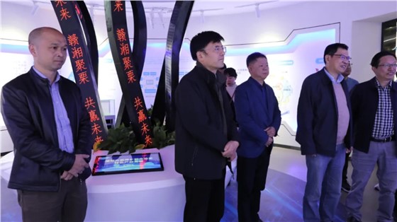 省發(fā)改委二級(jí)巡視員曾洪暉一行來上栗調(diào)研指導(dǎo)工作，并參觀由立標(biāo)展覽布展的贛湘合作產(chǎn)業(yè)園展示館